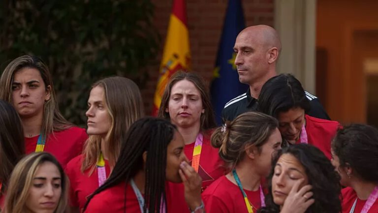 Kadın futbolcuyu öpen Federasyon Eski Başkanı’na spordan men cezası