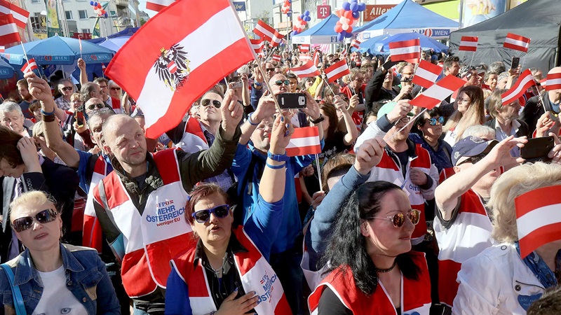 Avusturya’da göçmen karşıtı Parti anketlerde önde